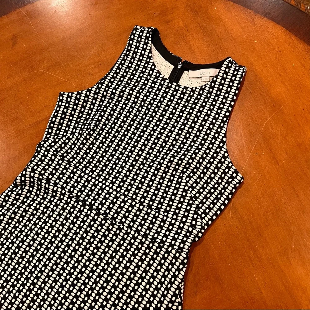 NEW $80 Ann Taylor LOFT Sleeveless Knee-Length Fit & Flare Dress Black Geo Print - Picture 4 of 16